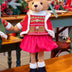 URSO MENINA EM PÉ COM VESTIDO VERMELHO 56CM - PRÉ VENDA 2025