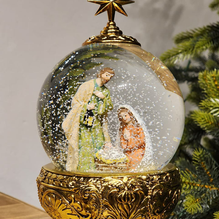 GLOBO DE NEVE COM SAGRADA FAMÍLIA DOURADO LUZ E MOVIMENTO 26,5CM
