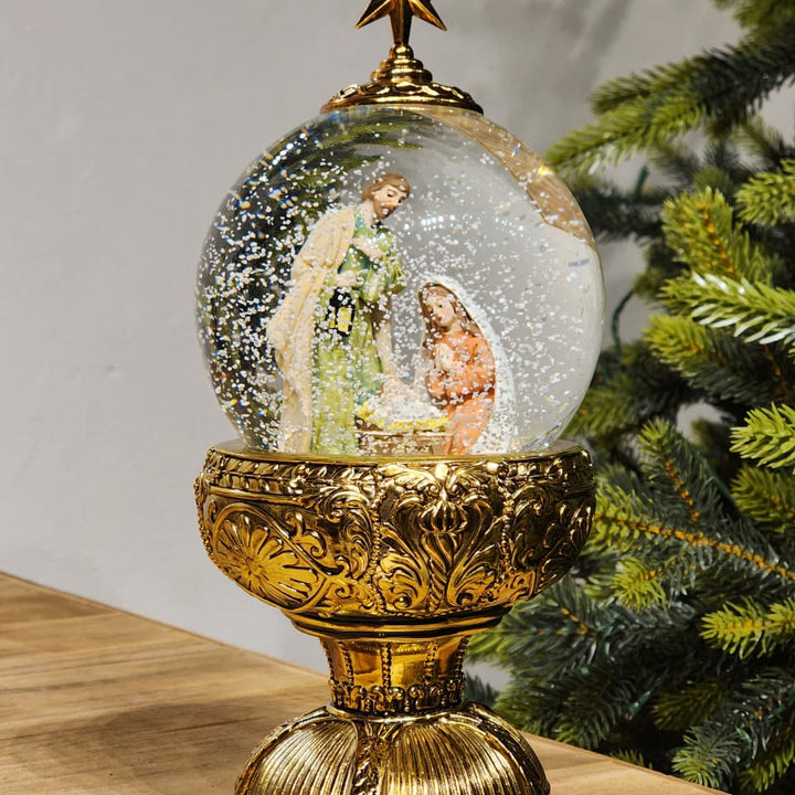 GLOBO DE NEVE COM SAGRADA FAMÍLIA DOURADO LUZ E MOVIMENTO 26,5CM