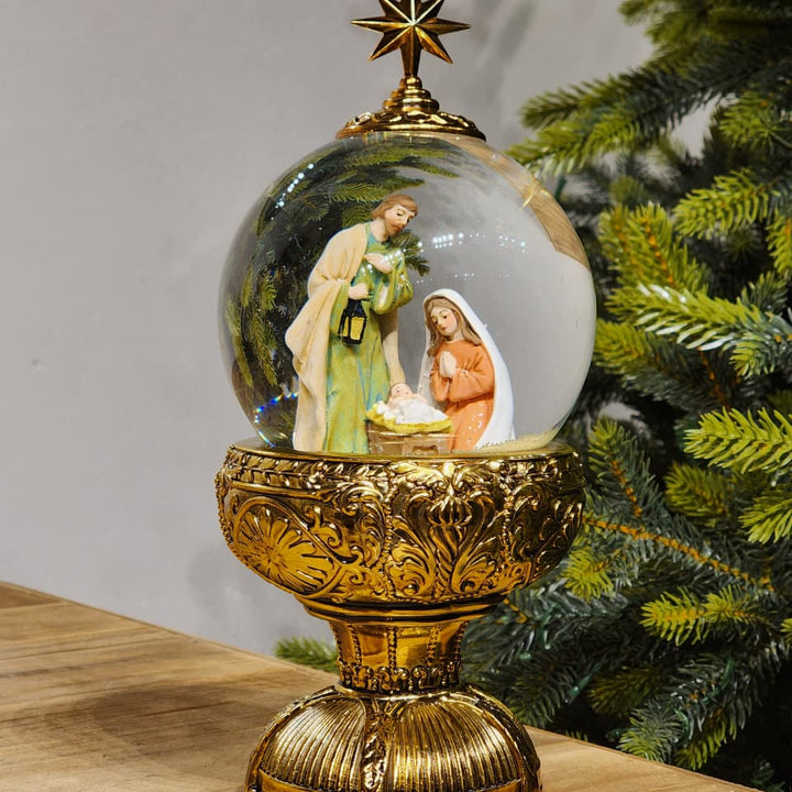 GLOBO DE NEVE COM SAGRADA FAMÍLIA DOURADO LUZ E MOVIMENTO 26,5CM