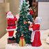 CENÁRIO VILA NATALINA PAPAI E MAMÃE NOEL MONTANDO A ÁRVORE 28CM  - PRÉ VENDA 2025