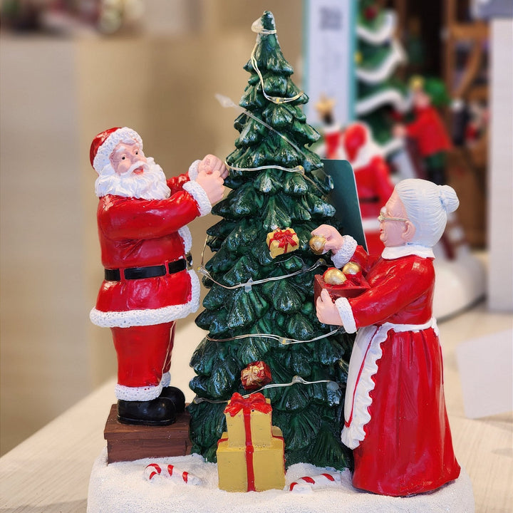 CENÁRIO VILA NATALINA PAPAI E MAMÃE NOEL MONTANDO A ÁRVORE 28CM  - PRÉ VENDA 2025