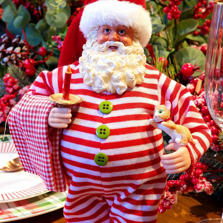 PAPAI NOEL COLECIONÁVEL DE PIJAMA COM CASTIÇAL E GATINHO 28CM - PRÉ VENDA 2025