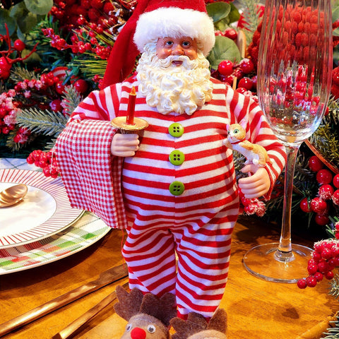 PAPAI NOEL COLECIONÁVEL DE PIJAMA COM CASTIÇAL E GATINHO 28CM - PRÉ VENDA 2025