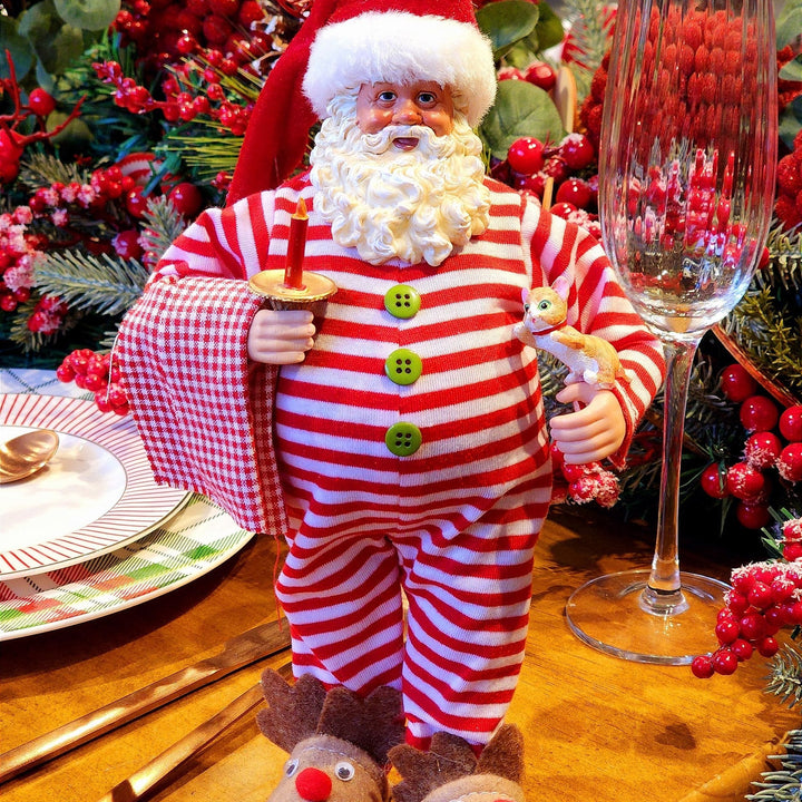 PAPAI NOEL COLECIONÁVEL DE PIJAMA COM CASTIÇAL E GATINHO 28CM - PRÉ VENDA 2025